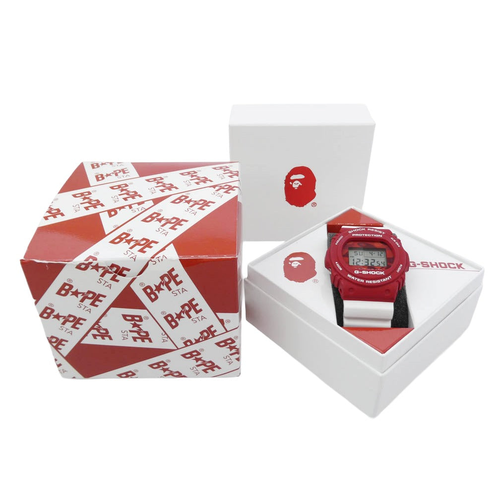 A BATHING APE アベイシングエイプ G-SHOCK ジーショック DW-5750E × CASIO G-SHOCK カシオ ジーショック 丸型 カラーカモ レッドカモ ウオッチ 腕時計 ホワイト系 レッド系【美品】【中古】