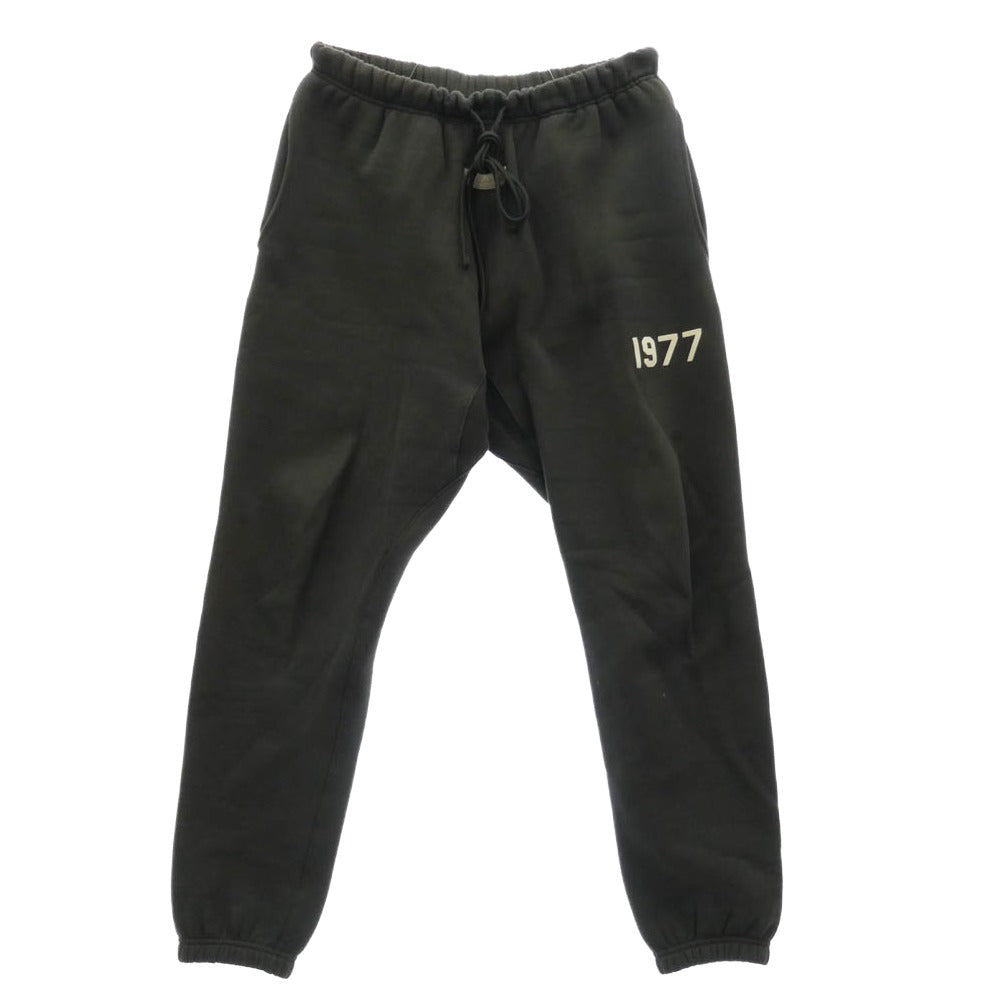 FEAR OF GOD フィアオブゴッド パンツ ESSENTIALS エッセンシャルズ 1977 ラバー ロゴ スウェット パンツ グレー系 L【中古】 FEAR OF GOD フィアオブゴッド ESSENTIALS 1977 スウェット パンツ