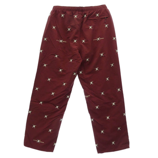 Supreme シュプリーム UNDERCOVER アンダーカバー 23SS × UNDERCOVER アンダーカバー Track pants 刺繍 総柄 トラックパンツ レッド バーガンディ系 L【美品】【中古】