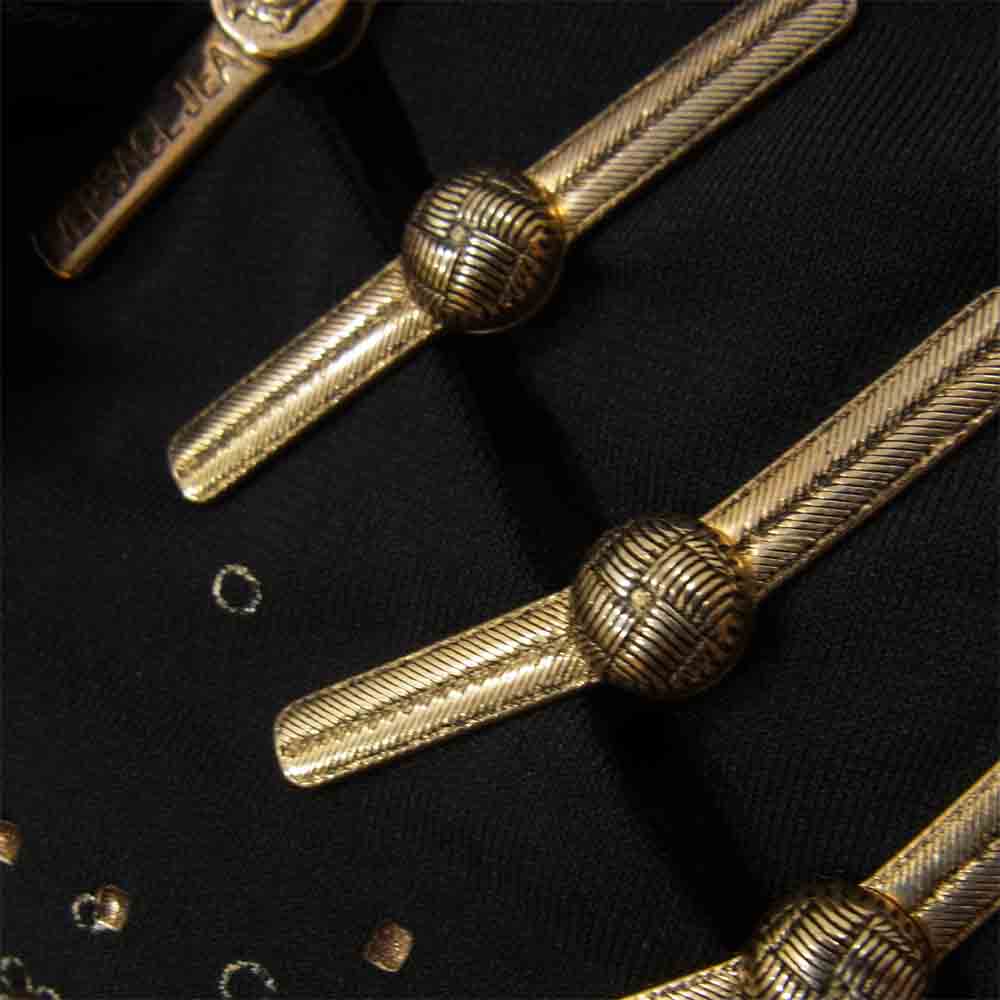 VERSACE ヴェルサーチ 055-75-37108 MADE IN ITALY 金具 プレート 装飾 カットショルダー デザイン カットソー ブラック系 XS【新古品】【未使用】【中古】