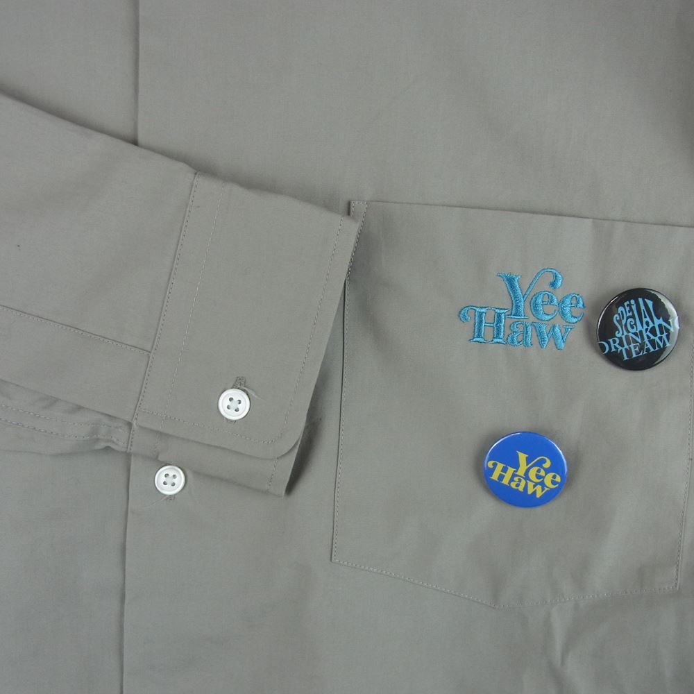 シルバーアンドゴールド THE DAY 別注 YeeHaw 刺繍 Arrow Shirt 缶バッジ付き アロー 長袖 シャツ グレイッシュベージュ系 L【美品】【中古】