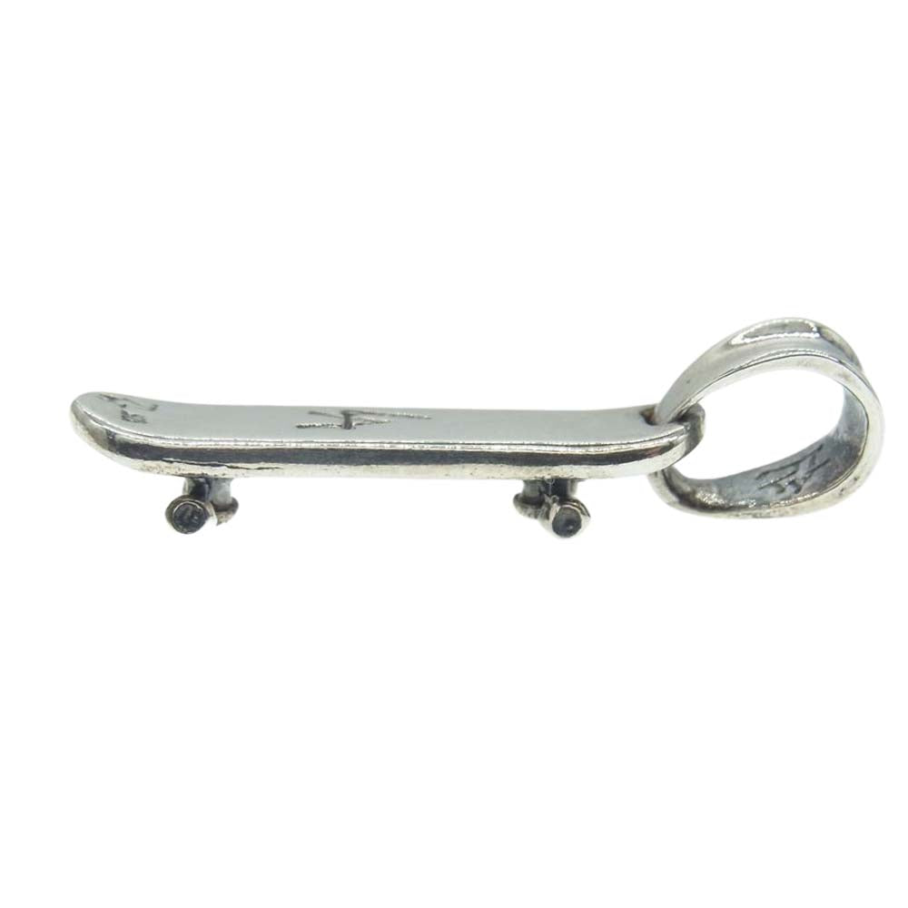TRAVIS WALKER トラヴィスワーカー SKATEBOARD スケートボード ペンダントトップ シルバー系【中古】