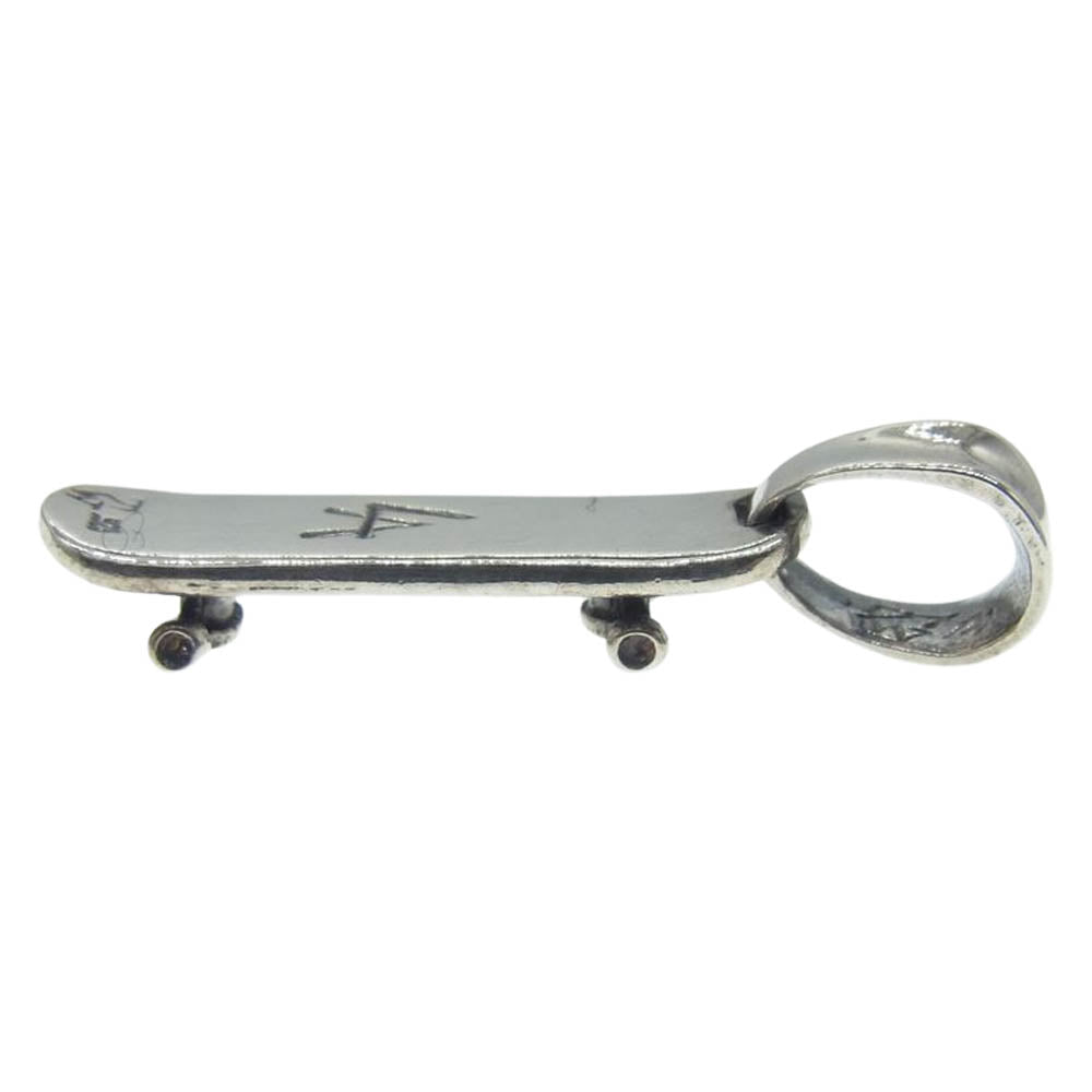 TRAVIS WALKER トラヴィスワーカー SKATEBOARD スケートボード ペンダントトップ シルバー系【中古】
