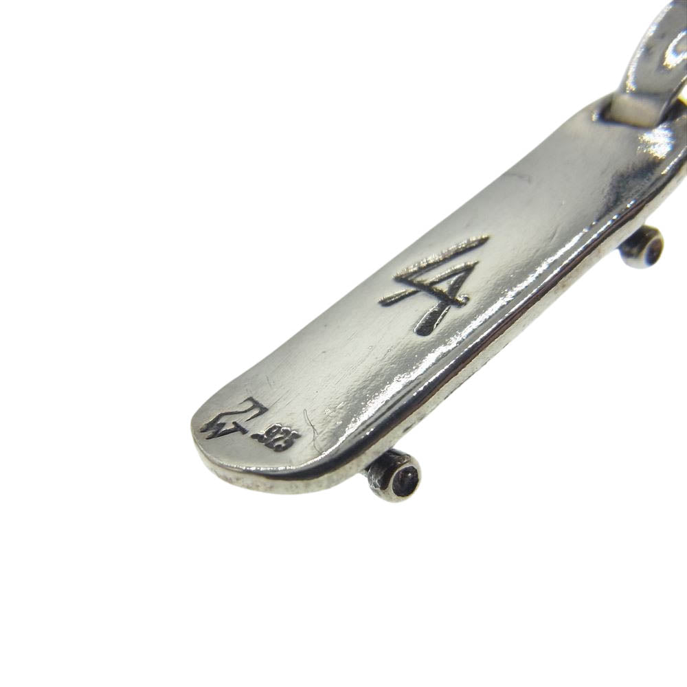 TRAVIS WALKER トラヴィスワーカー SKATEBOARD スケートボード ペンダントトップ シルバー系【中古】
