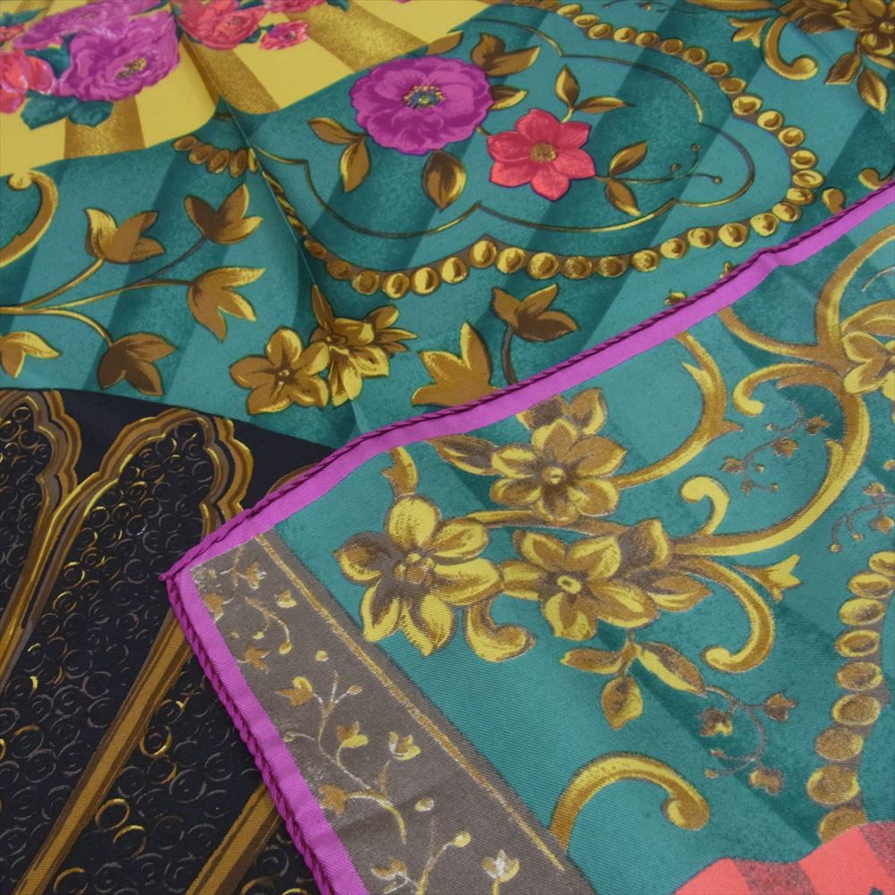 Gianni Versace ジャンニ・ヴェルサーチ 大判 扇子 プリント ストール マルチカラー系【中古】