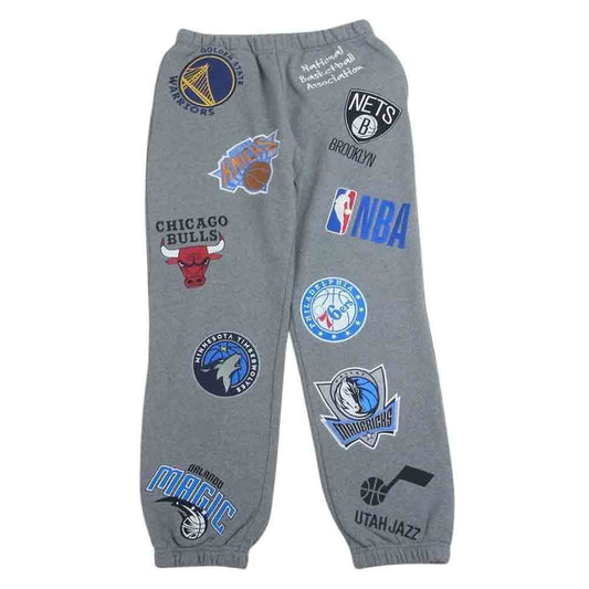 エヌビーエー NB-22AW-015 × FREAK'S STORE フリークスストア チーム ワッペン 刺繍 総柄 スウェット パンツ グレー系 M【新古品】【未使用】【中古】