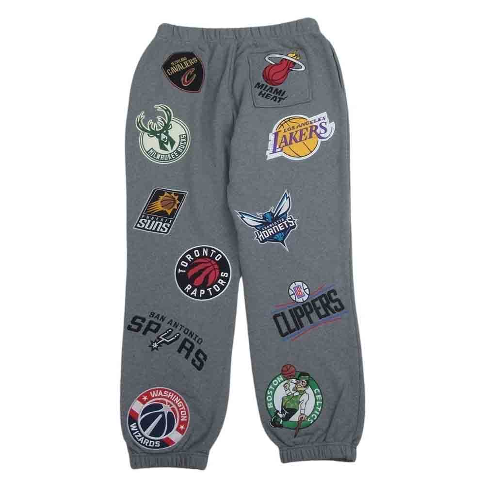 エヌビーエー NB-22AW-015 × FREAK'S STORE フリークスストア チーム ワッペン 刺繍 総柄 スウェット パンツ グレー系 M【新古品】【未使用】【中古】