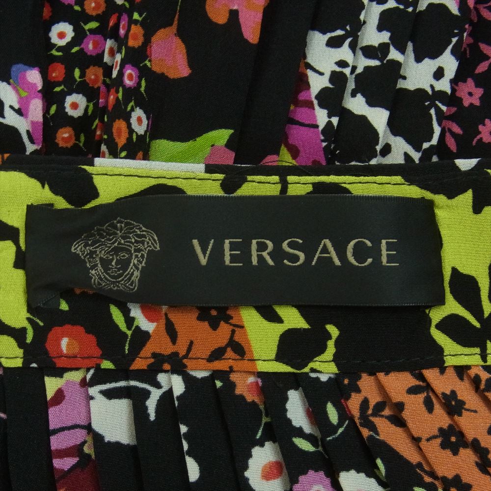 VERSACE ヴェルサーチ 335 152 297 069 イタリア製 シルク100％ マルチカラー ボタニカル プリーツ フレア スカート ブラック系 マルチカラー系 36【中古】