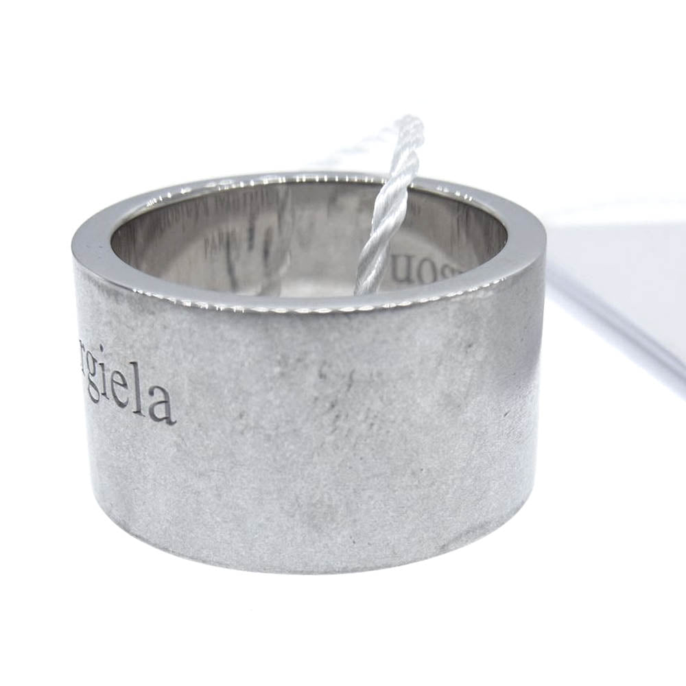 MAISON MARGIELA メゾンマルジェラ SM1UQ0003  S12698 CHUNKY BRUSHED SILVER LOGO RING ワイド ロゴ リング  シルバー系 18号【新古品】【未使用】【中古】