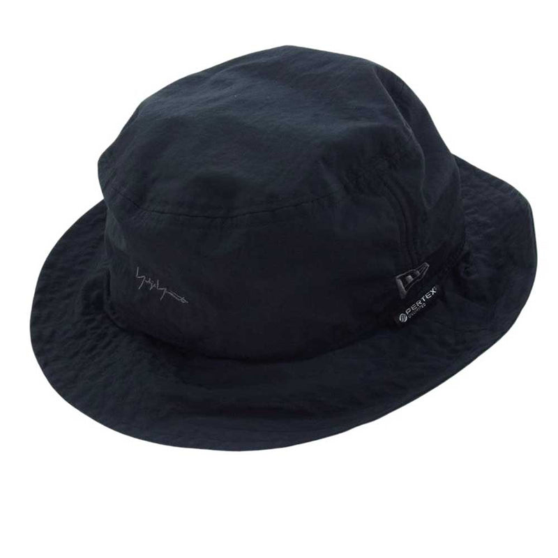 Yohji Yamamoto ヨウジヤマモト HZ-H91-975 pour homme × NEW ERA BUCKET03 LOGO PERTEX HM BLKGRY プールオム ニューエラ シグネチャー 刺繍ロゴ ナイロン バケットハット ブラック系【中古】