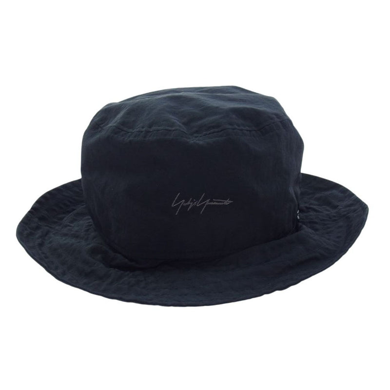 Yohji Yamamoto ヨウジヤマモト HZ-H91-975 pour homme × NEW ERA BUCKET03 LOGO PERTEX HM BLKGRY プールオム ニューエラ シグネチャー 刺繍ロゴ ナイロン バケットハット ブラック系【中古】