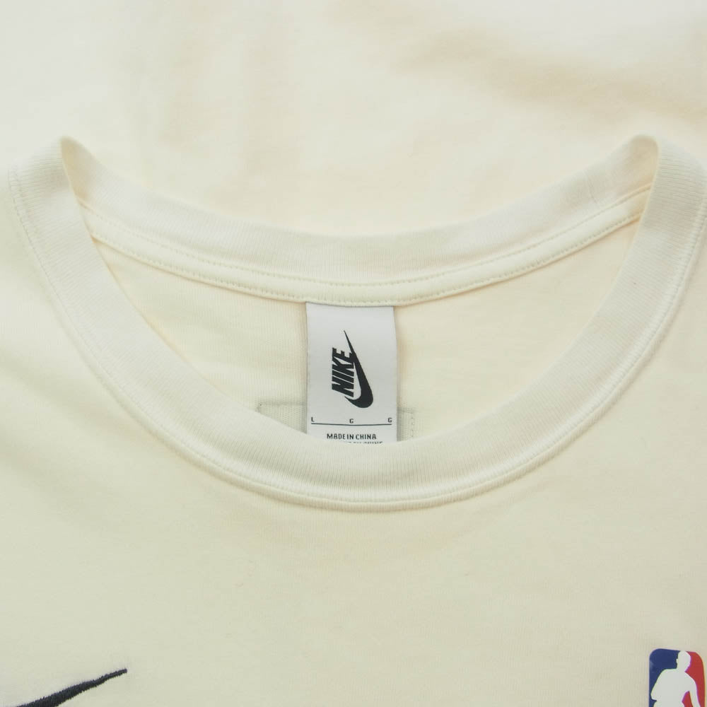 NIKE ナイキ CU4699-133 × FEAR OF GOD FOG フィアオブゴッド NBA Warm Up T-Shirt ウォームアップ ロゴ 半袖 Tシャツ オフホワイト系 L【中古】