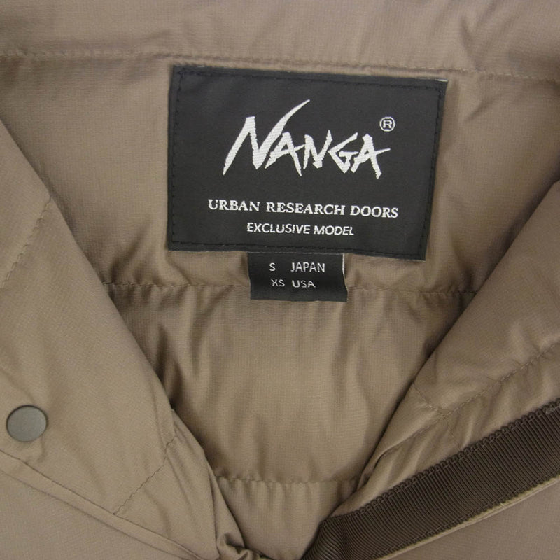 NANGA ナンガ DR27-17A702 URBAN RESEARCH DOORS別注 ノーカラー インナー ダウン ジャケット ライトブラウン系 S【美品】【中古】