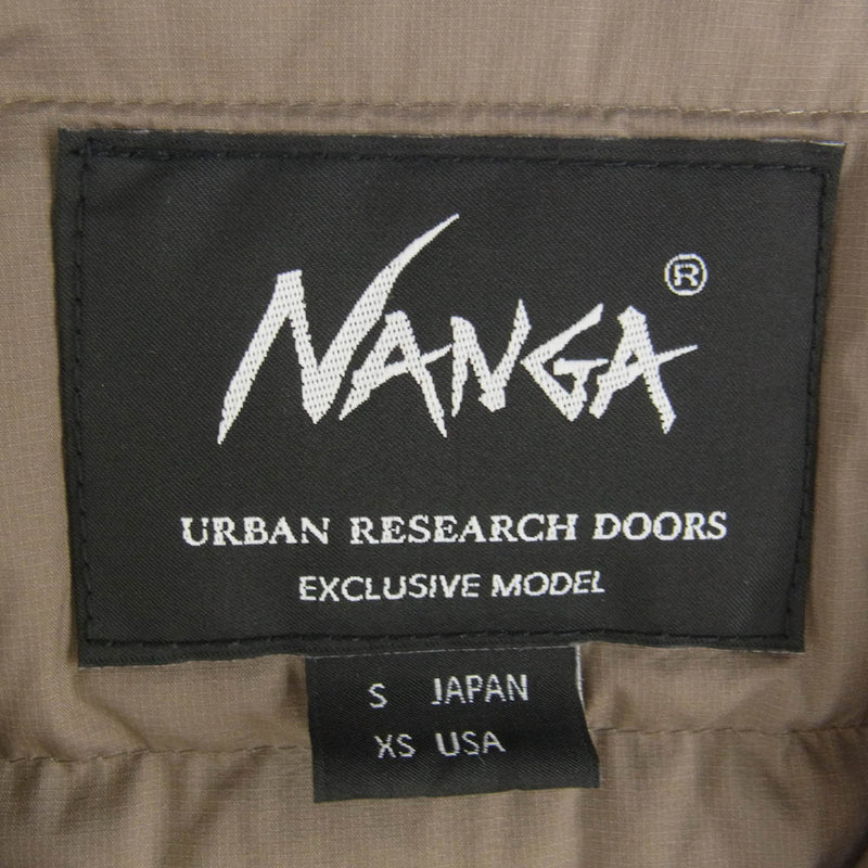 NANGA ナンガ DR27-17A702 URBAN RESEARCH DOORS別注 ノーカラー インナー ダウン ジャケット ライトブラウン系 S【美品】【中古】