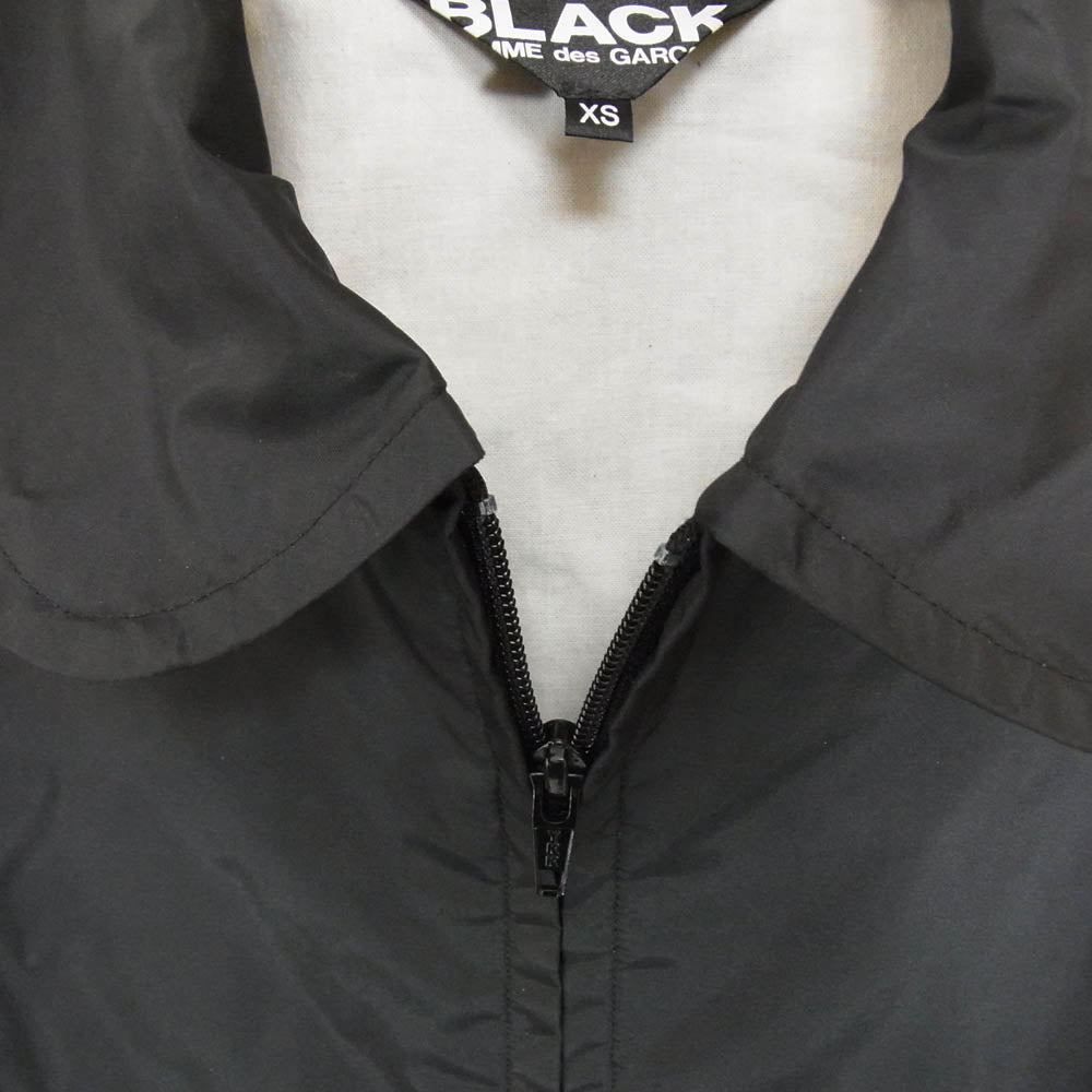 BLACK COMME des GARCONS ブラックコムデギャルソン 1O-J010 バックロゴ ジップ ナイロン コーチ ジャケット ブラック系 XS【中古】