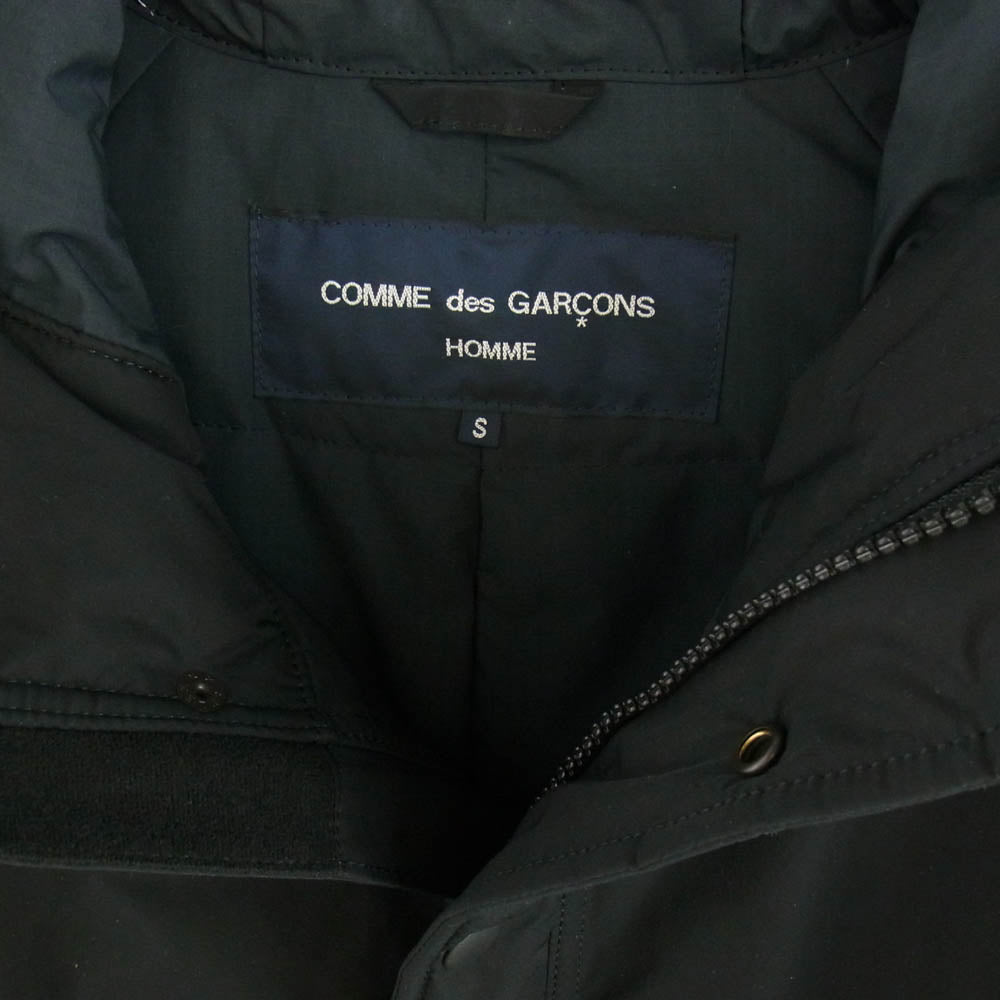 COMME des GARCONS HOMME コムデギャルソンオム 21AW HH-C010 AD2021 胸ロゴプリント フーデッド ダウンコート モッズコート ブラック系 S【中古】