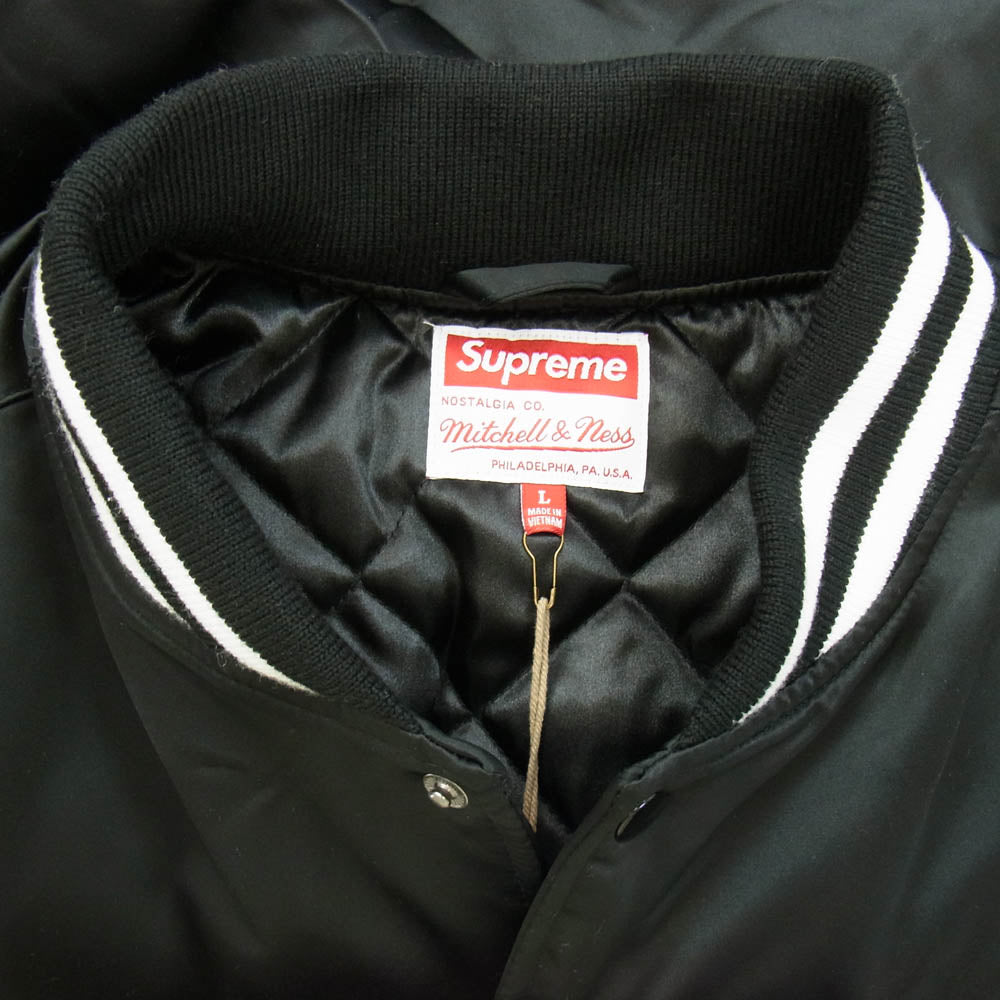 Supreme シュプリーム 24AW × Mitchell & Ness Back Logo Satin Varsity Jacket バックアーチ ロゴワッペン サテン バーシティジャケット ブルゾン ブラック系 L【中古】