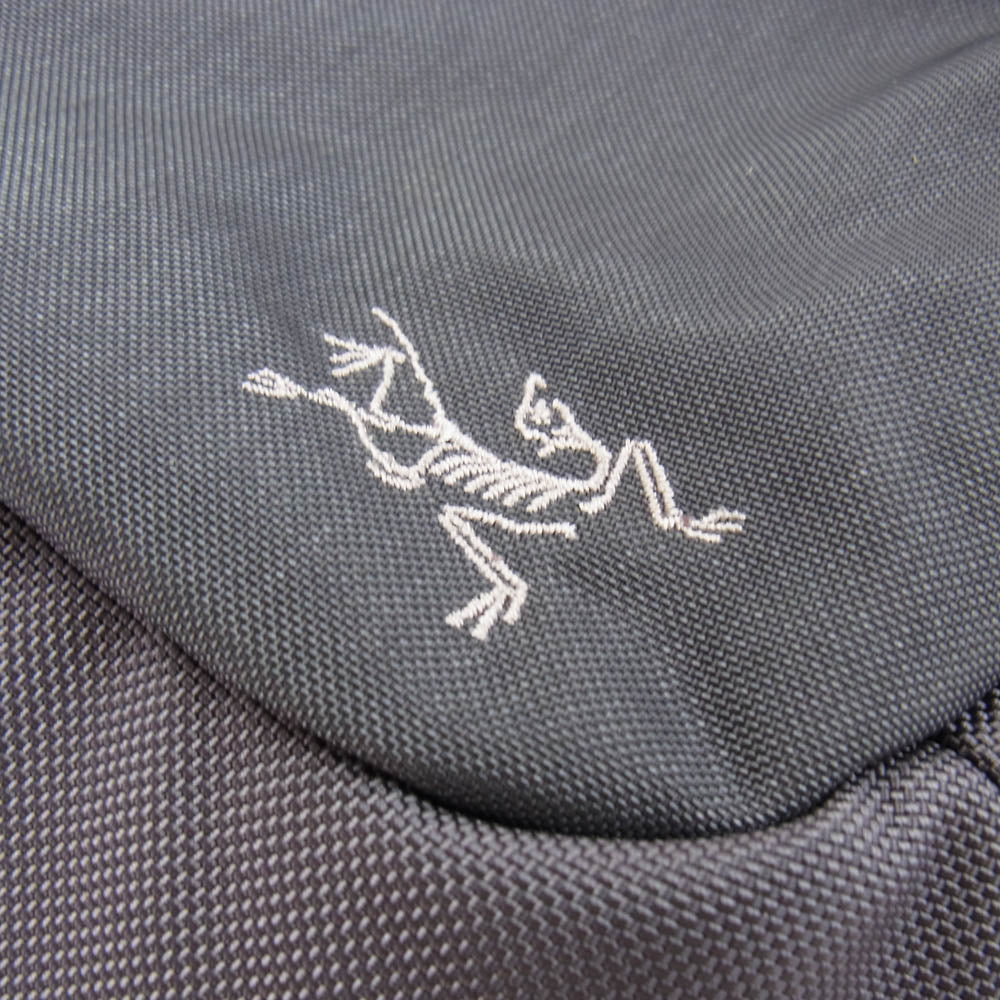 ARC'TERYX アークテリクス 6430 Mistral 16 Messenger Bag Crossbody Bag メッセンジャー バッグ ショルダー バッグ ロゴ 刺繍 グレー系 ワインレッド系【中古】