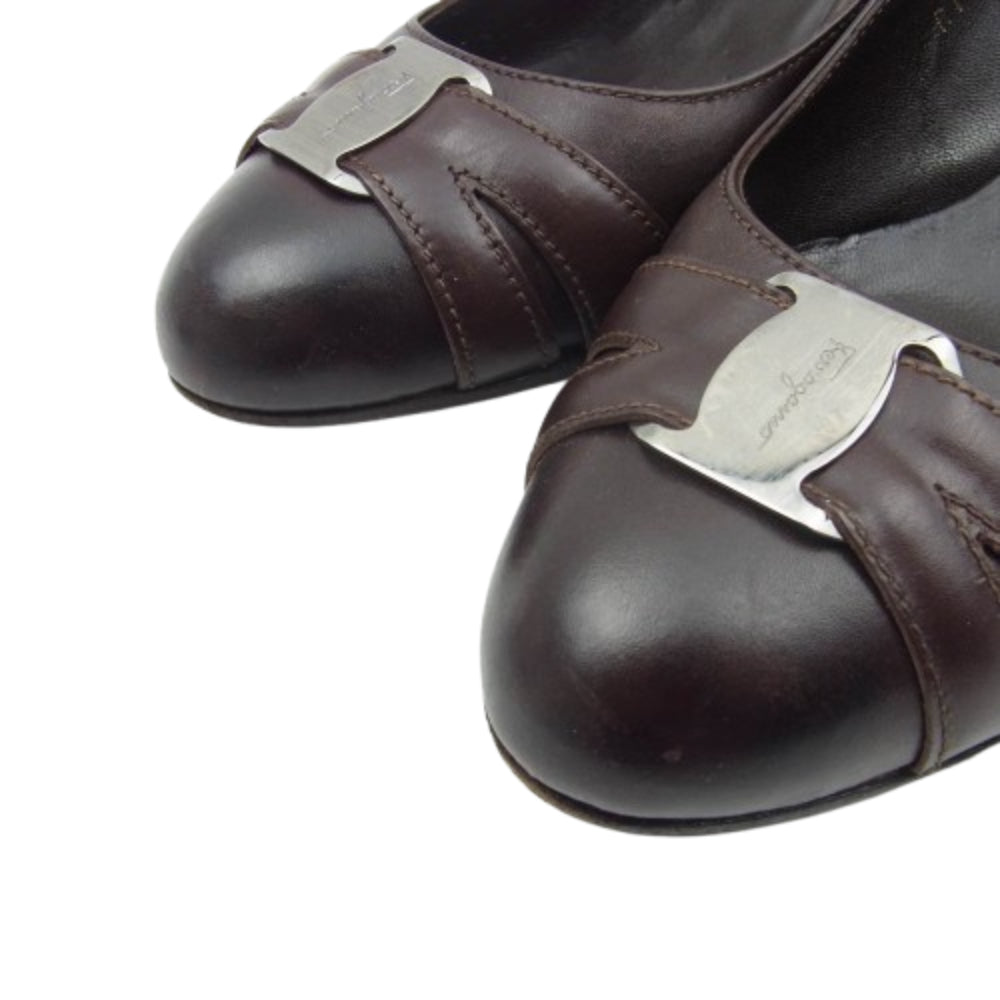 Salvatore Ferragamo サルヴァトーレフェラガモ ロゴ プレート パンプス ブラウン ダークブラウン系 7.5【中古】