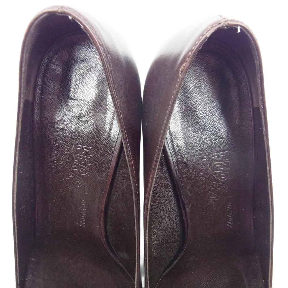 Salvatore Ferragamo サルヴァトーレフェラガモ ロゴ プレート パンプス ブラウン ダークブラウン系 7.5【中古】