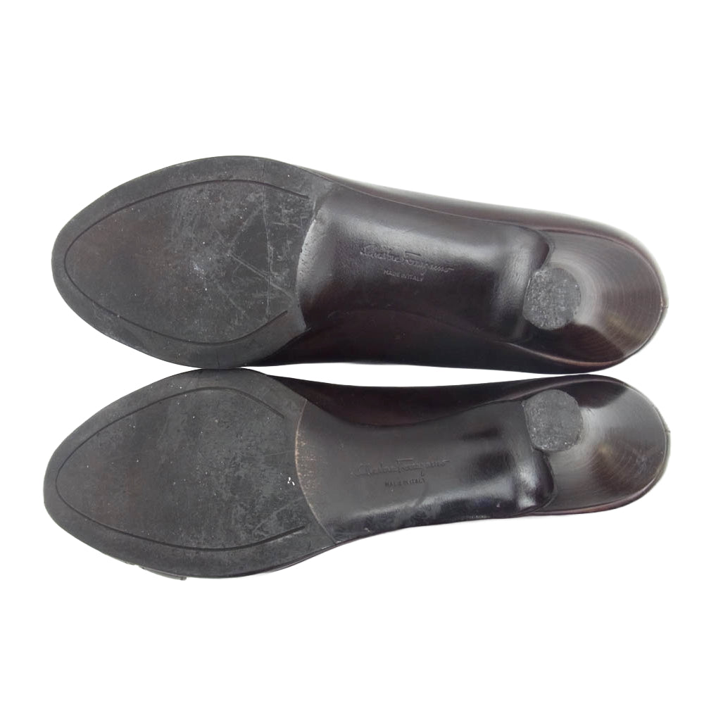 Salvatore Ferragamo サルヴァトーレフェラガモ ロゴ プレート パンプス ブラウン ダークブラウン系 7.5【中古】