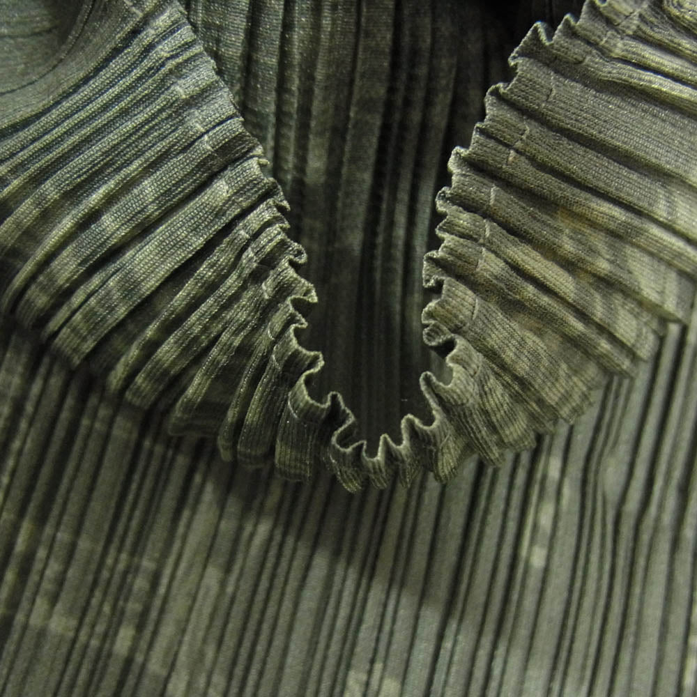 PLEATS PLEASE プリーツプリーズ イッセイミヤケ PP41-JK728 プリーツ加工 ドラゴン 桃 中国 龍 縁起柄 総柄 ボトルネック フレンチスリーブ カットソー グリーン カーキ系 4【中古】