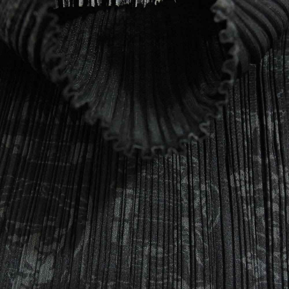PLEATS PLEASE プリーツプリーズ イッセイミヤケ プリーツ加工 ドラゴン 桃 中国 龍 縁起柄 総柄 ボトルネック フレンチスリーブ カットソー ブラック系 サイズ表記無【中古】