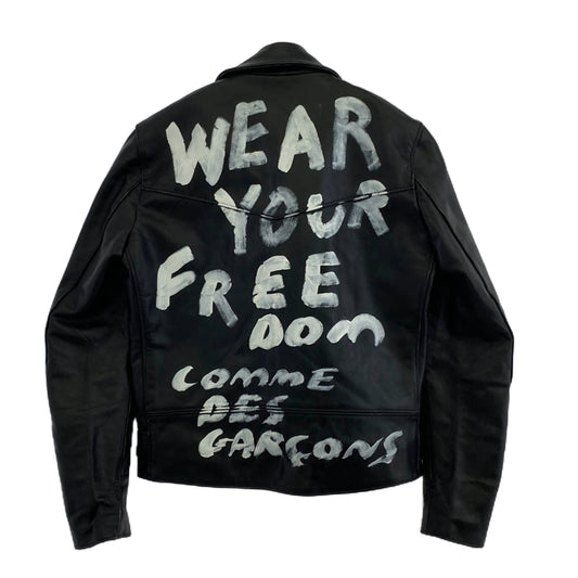 COMME des GARCONS コムデギャルソン 24AW KZ-J017-051-2-5 Lewis Leathers ルイスレザーズ 青山店限定 WEAR YOUR FREEDOM ペイント＆スレ加工 ダブルライダース レザー ジャケット ブラック系 40【極上美品】【中古】