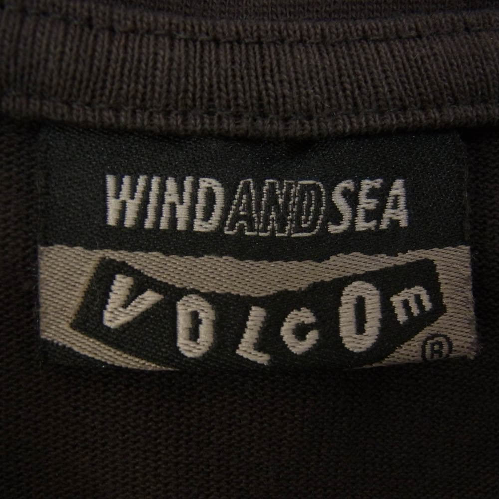 WIND AND SEA ウィンダンシー WDS-C-VOL-24-Q4-CS-03 × VOLCOM S/S Tee SEA STONE ボルコム シー ストーン ロゴ プリント 半袖 Tシャツ ブラック系 M【新古品】【未使用】【中古】