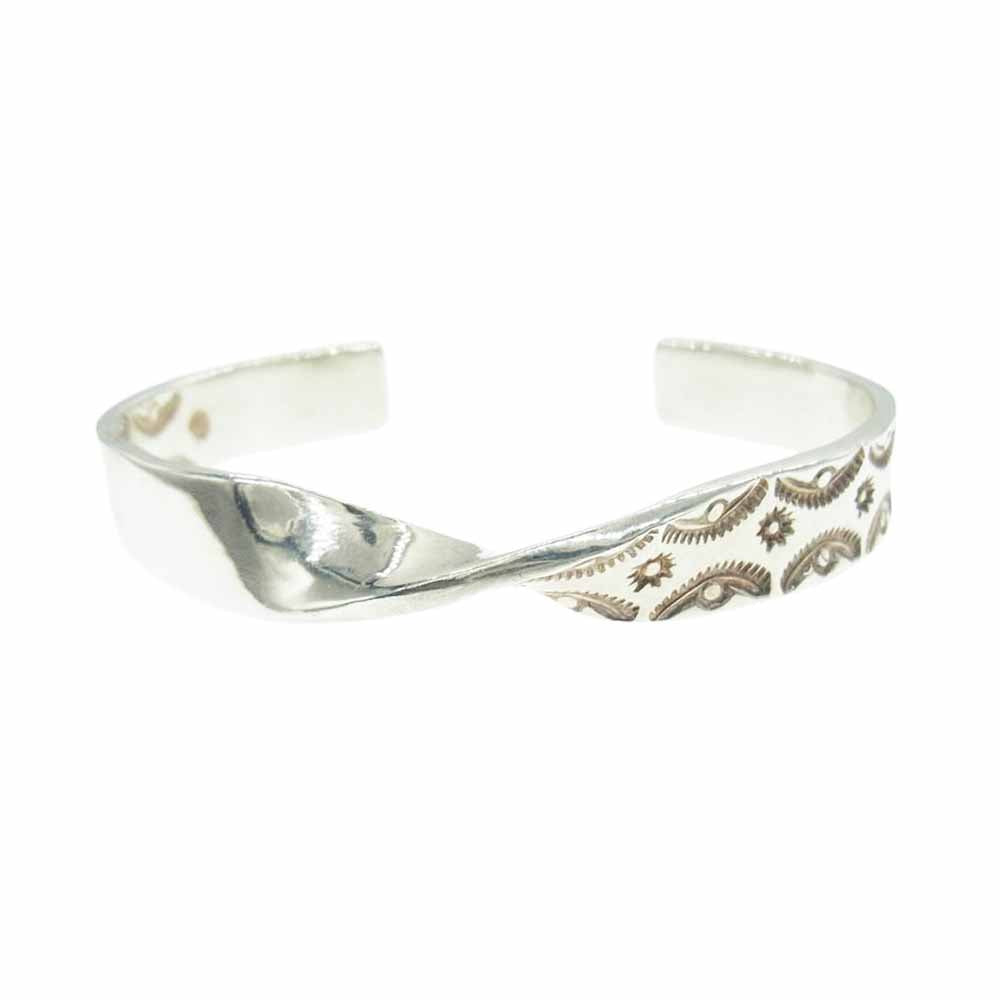 レザーアンドシルバーモト CONTEMPORARY NATIVE STAMP BANGLE ネイティブ スタンプ バングル シルバー系【中古】