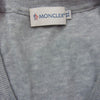 MONCLER モンクレール 510919143900 91027 MAGLIA TRICOT SCOLLO A V トリコロール Vネック ウール ロゴワッペン セーター グレー グレー系 XL【中古】