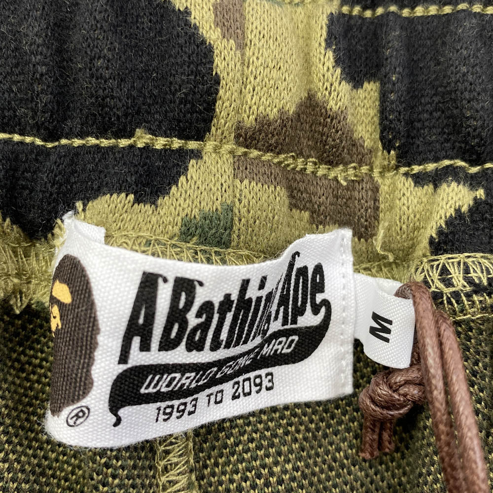 A BATHING APE アベイシングエイプ 1L30153314 1ST CAMO JACQUARD ONE POINT RELAXED FIT SWEAT SHORTS ファースト カモフラ 迷彩柄 ジャカード リラックスフィット スウェット ショート パンツ カーキ系 M【新古品】【未使用】【中古】