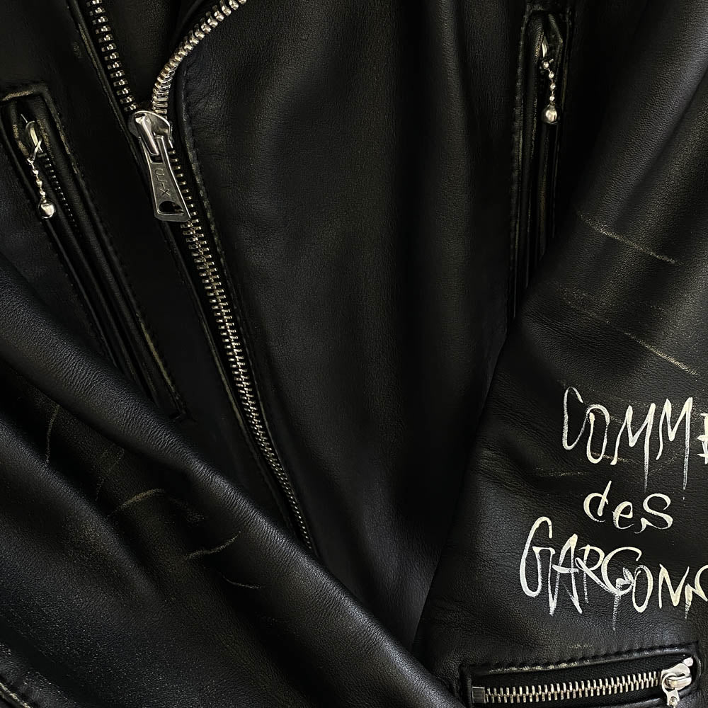 COMME des GARCONS コムデギャルソン AD2018 KZ-J001 × Lewis Leathers ルイスレザー LIVE FREE DIE STRONG ダブルライダース レザー ジャケット ブラック系 38【中古】