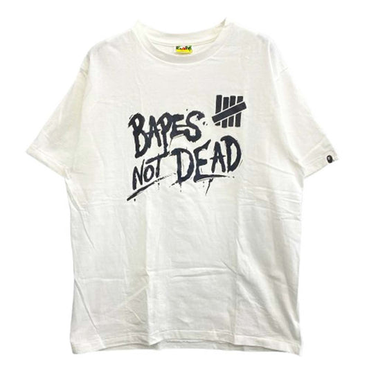 A BATHING APE アベイシングエイプ × Undefeated アンディフィーテッド BAPES NOT DEAD 半袖 Tシャツ L ホワイト系 L【中古】