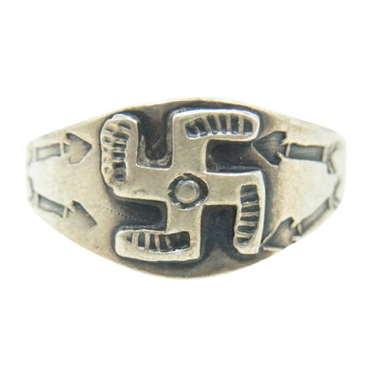 ナバホ族 アーティスト不明 スワスティカ アロースタンプ リング シルバー系 約16号【中古】