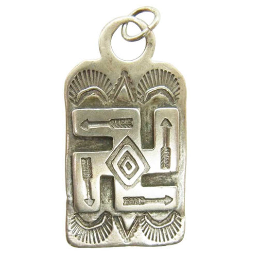 ナバホ族 アーティスト不明 Whirling Log Arrows ワーリングログ アロー ドッグタグ ペンダント トップ シルバー系【中古】