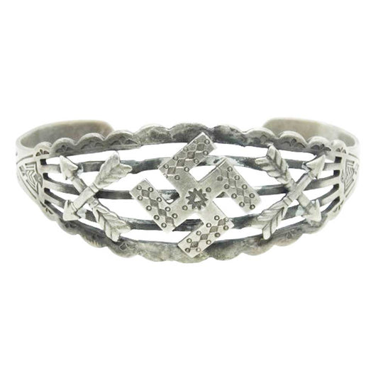 ナバホ族 アーティスト不明 Whirling Log Arrows ワーリングログ アロー バングル シルバー系【中古】