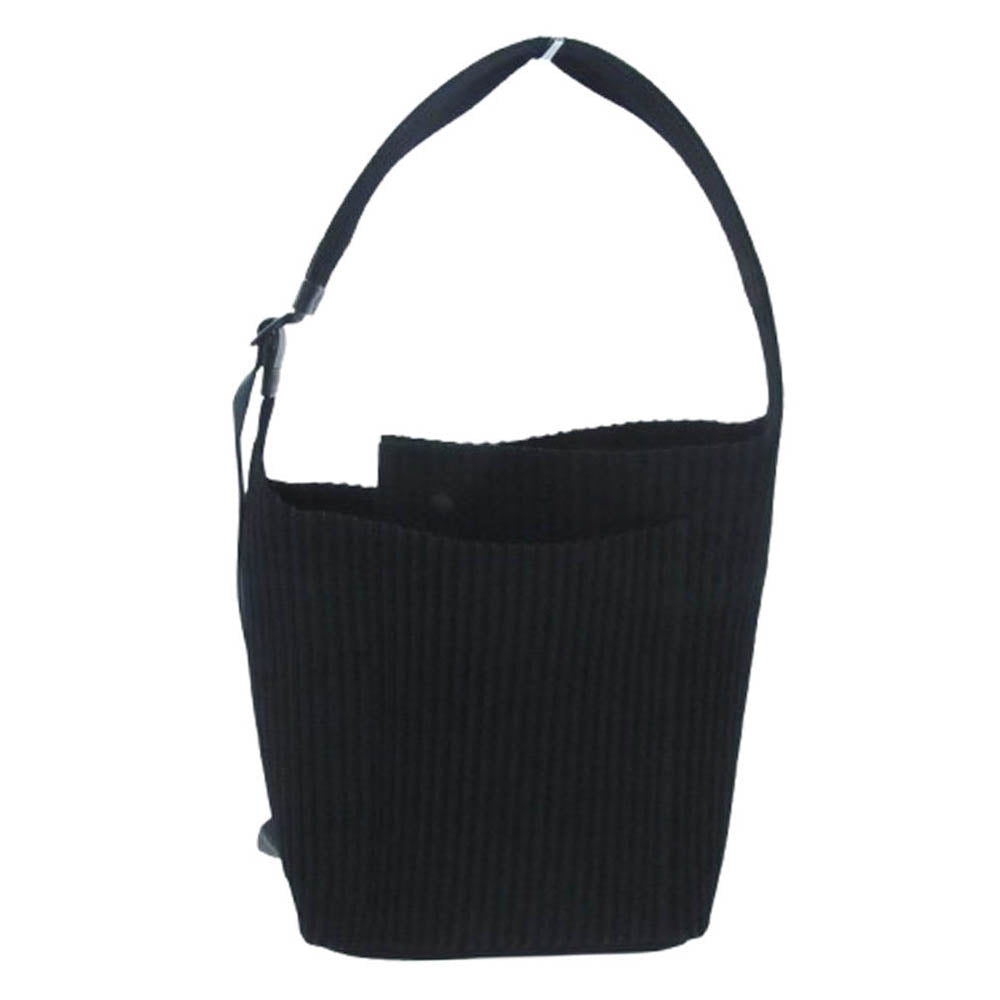 HOMME PLISSE ISSEY MIYAKE オム プリッセ イッセイミヤケ SHOULDER BAGS UTILITY BAG プリーツ加工 ユーティリティ ショルダーバッグ ブラック系【中古】