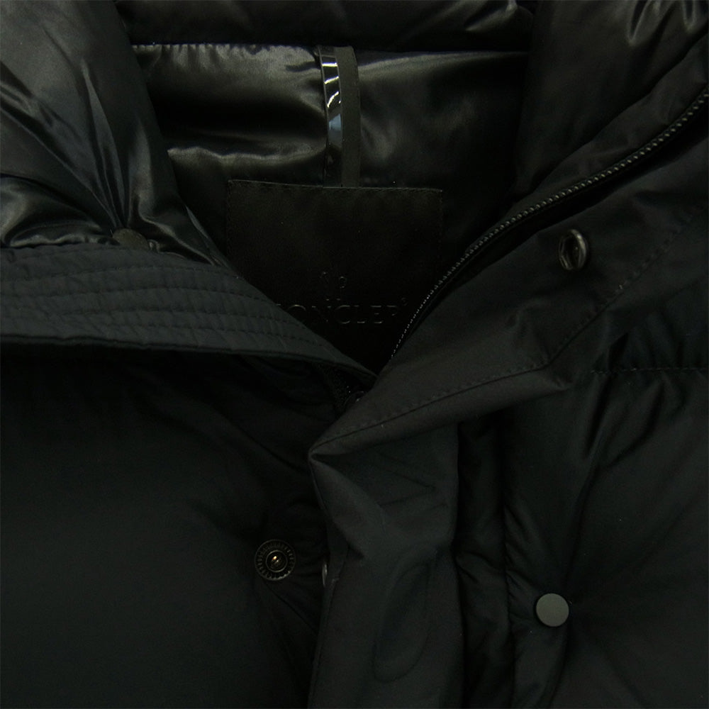 MONCLER モンクレール I20911A00201 53333 MADEIRA マデイラ エンボスロゴ ダウンジャケット ブラック系 3【中古】