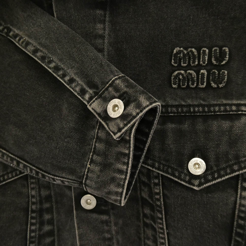 MIUMIU ミュウミュウ GWB148 S000 24年モデル カットオフ加工 ロゴ クロップド デニム ブルゾン ジャケット ブラック系 36【中古】
