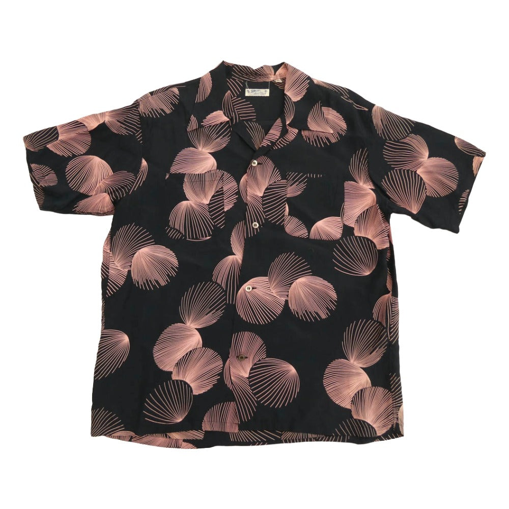 SUN SURF サンサーフ SS31585 Duke Kahanamoku DUKE'S SHELL デュークカハナモク 総柄 半袖 アロハ シャツ ブラック系 L【中古】