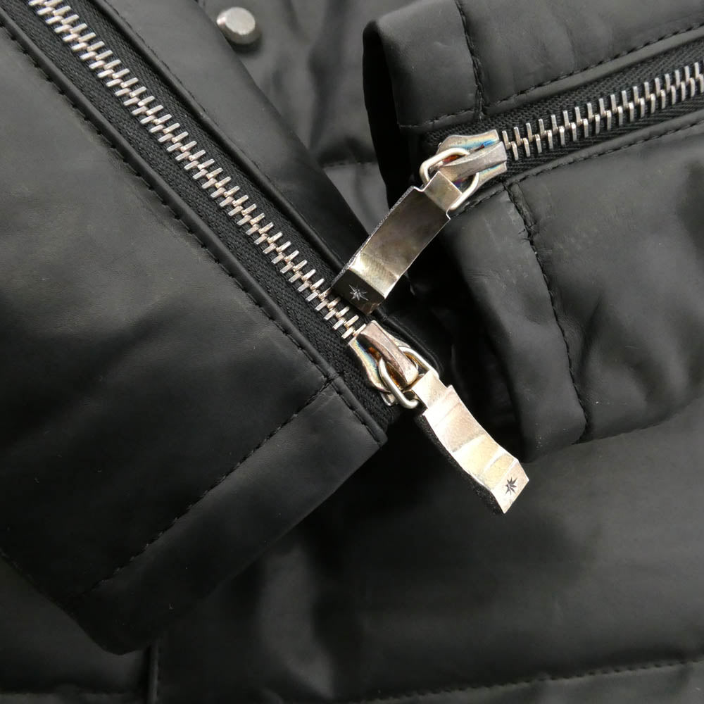ISAMUKATAYAMA BACKLASH イサムカタヤマバックラッシュ T-032 THE LINE GUIDI CALF Vitello Fiore + POLISH WHITE GOOSE DOWN JACKET SILVER925パーツ グイディカーフ ホワイトグース レザー ダウンジャケット ブラック系 XL【中古】