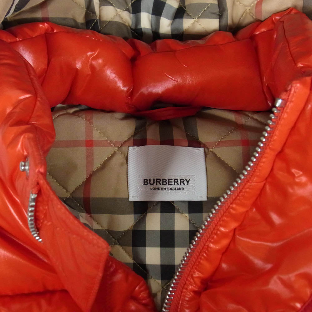BURBERRY LONDON バーバリー ロンドン 裏地ノバチェック フード付 ラバー ロゴ シャイニー ダウン ベスト レッド系 18M【中古】