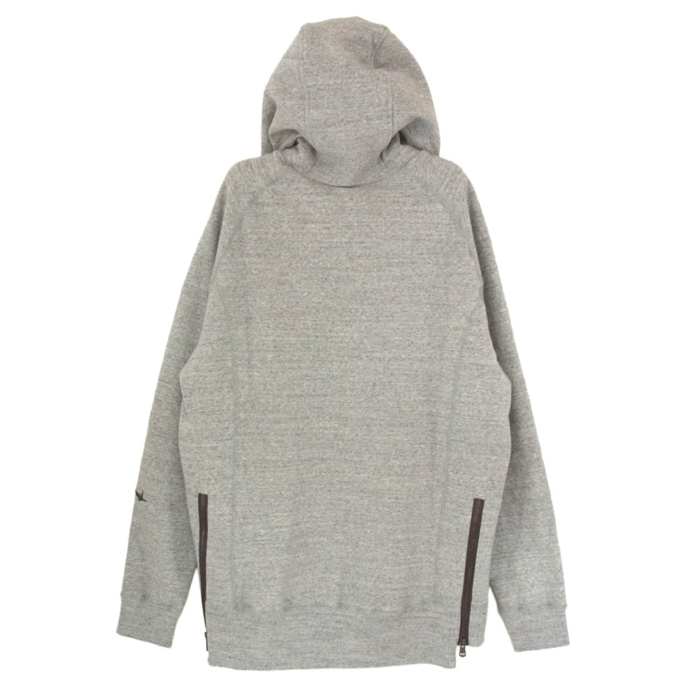 1piu1uguale3 ウノピュウノウグァーレトレ CM056 MN02 CLASSIC SWEAT SIDE ZIP PO PARKA ロゴワッペン ストレッチ クラシック スウェット サイドジップ プルオーバー パーカー フーディー グレー系 III【中古】