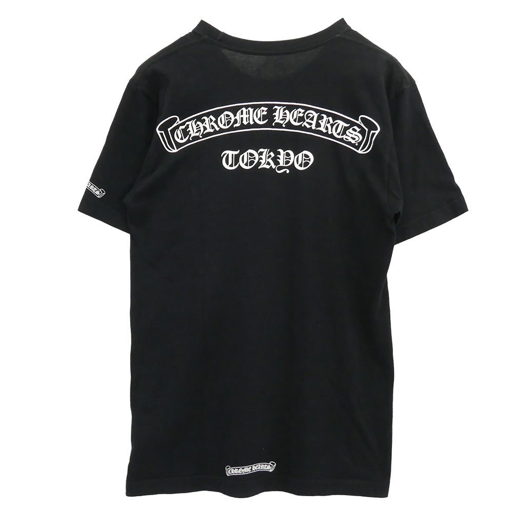 CHROME HEARTS クロムハーツ（原本無） 2212-304-0598 東京限定 スクロール ロゴ バックプリント 胸ポケット Tシャツ 半袖カットソー ブラック系 M【中古】