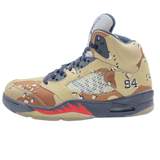 Supreme シュプリーム 15AW 824371-201 × Nike Air Jordan 5 Retro Desert Camo 【フェイクバスターズ鑑定済】ナイキ エアジョーダン5 デザートカモ ハイカット スニーカー カーキ系 27.5cm【新古品】【未使用】【中古】