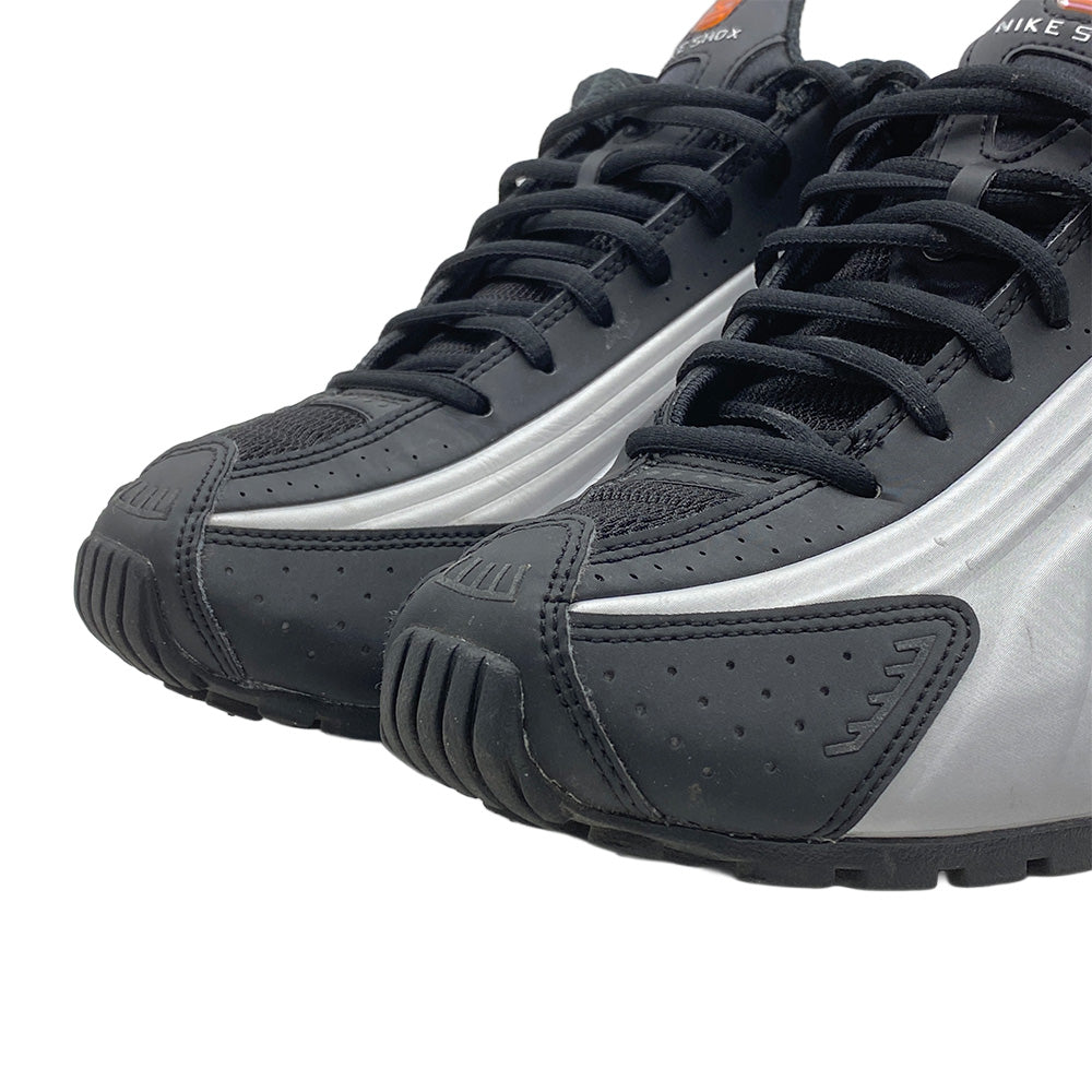 NIKE ナイキ HQ1988-003 Shox R4 Black Bright Mandarin ショックス ブラック ブライト マンダリン ローカット スニーカー シルバー系 ブラック系 オレンジ系 26cm【中古】