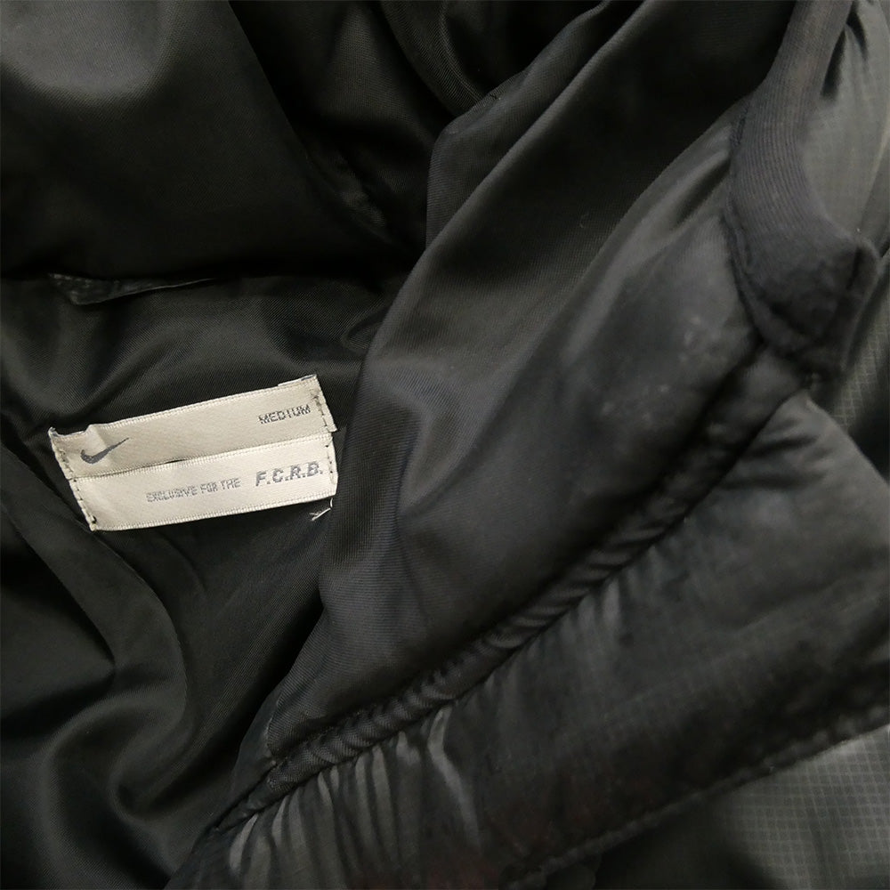 F.C.R.B. エフシーアールビー 335113 ロゴプリント 中綿 フーディー ジャケット ダークグレー系 M【中古】