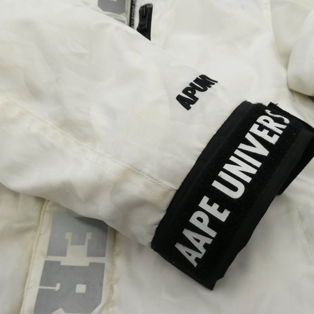 A BATHING APE アベイシングエイプ AAPDNM7071XX5 【フェイクバスターズ鑑定済】AAPE APUNVS カモフラ ワッペン フーディー ドローコード付き ダウン ジャケット ホワイト系 ブラック系 S【中古】