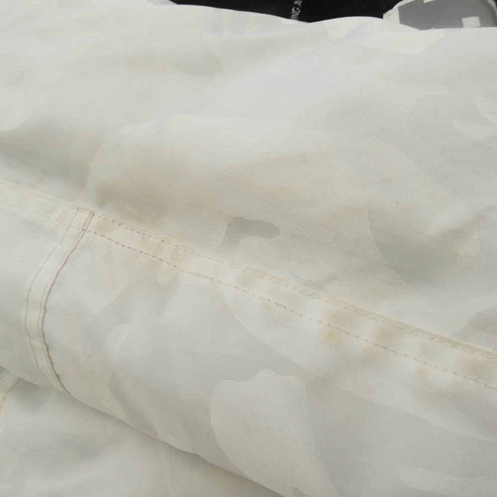 A BATHING APE アベイシングエイプ AAPDNM7071XX5 【フェイクバスターズ鑑定済】AAPE APUNVS カモフラ ワッペン フーディー ドローコード付き ダウン ジャケット ホワイト系 ブラック系 S【中古】